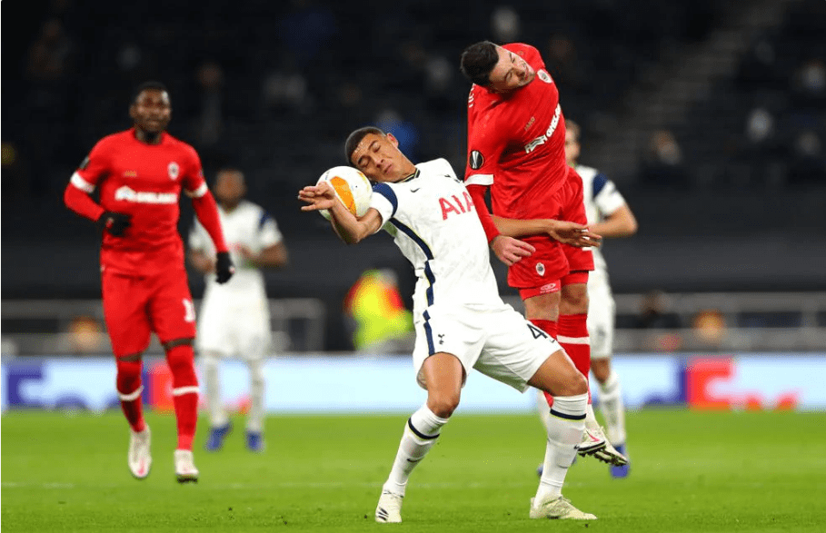 包含转折点埃因霍温外线爆发，欧联今夜攻防权衡，悬念犹存，训练强度明显提升的词条